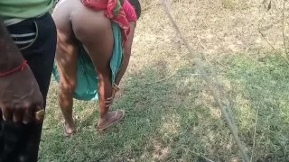 Deshi bhabhi has sex in the village outdoor